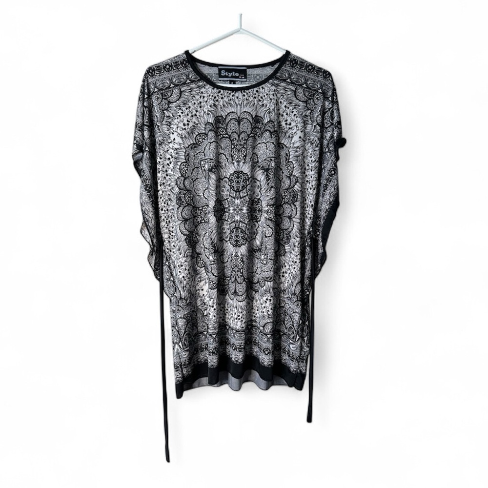 Black and White Patterned Women's Top One Size